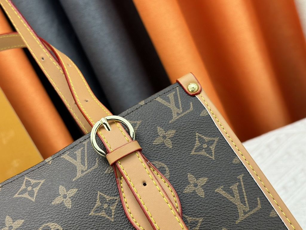 👜 Luxury Monogram Handbag
Elegant